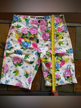Lrg womans Floral Shorts white art to wear roses Colorblock sze 30 preppy rare